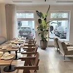 Adelante Boutique מלון 4*