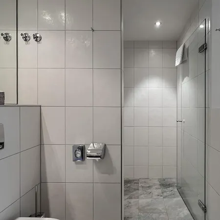 Adelante Boutique מלון 4*