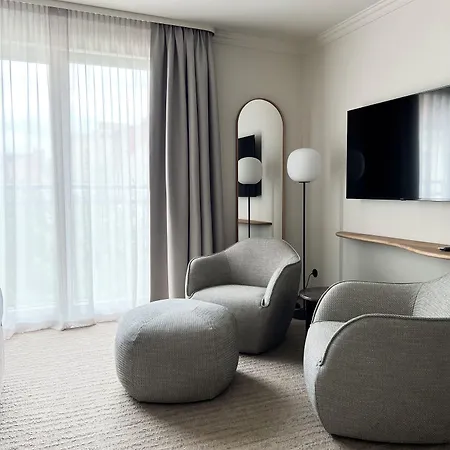 Adelante Boutique 4*